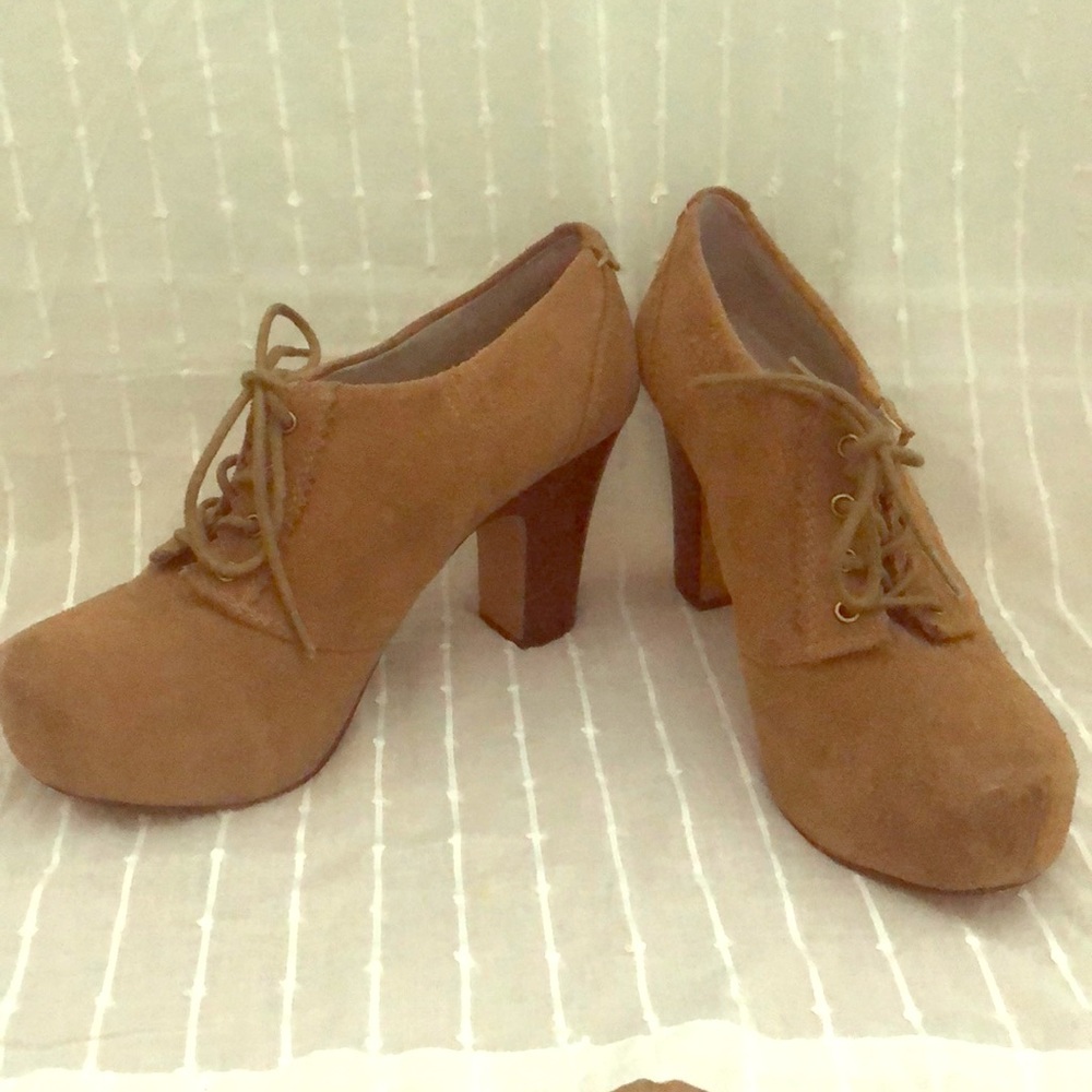 Heeled shoes